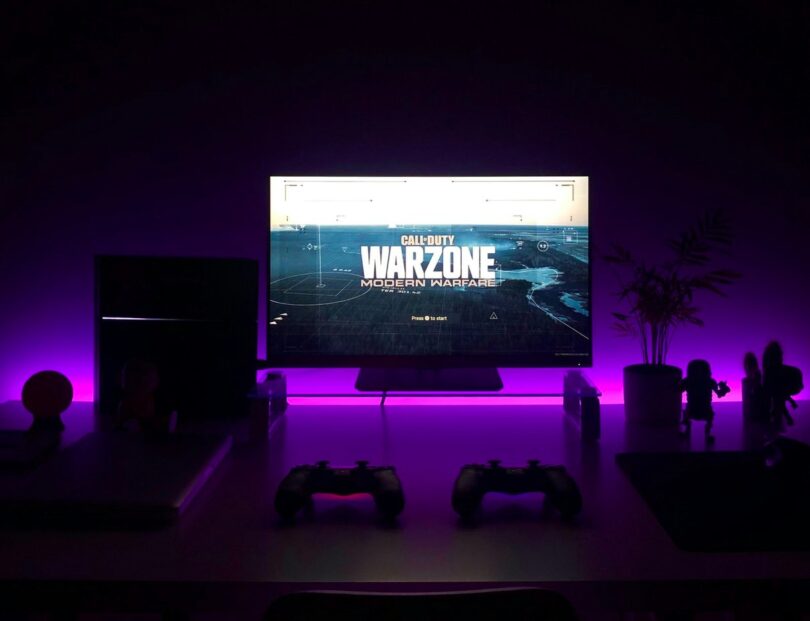 Postazione gaming con console e schermo in un ambiente domestico