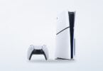Console PlayStation 5 con controller in una presentazione