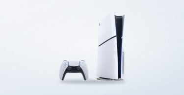 Console PlayStation 5 con controller in una presentazione