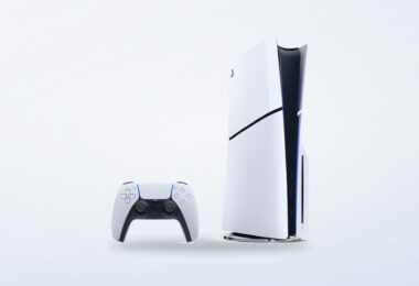 Console PlayStation 5 con controller in una presentazione