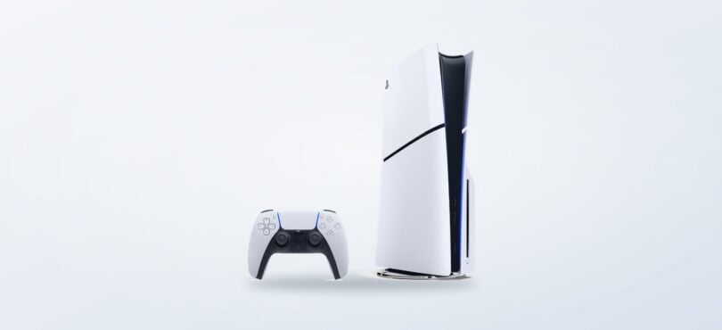 Console PlayStation 5 con controller in una presentazione
