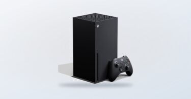 Console Xbox Series X con controller in una foto prodotto