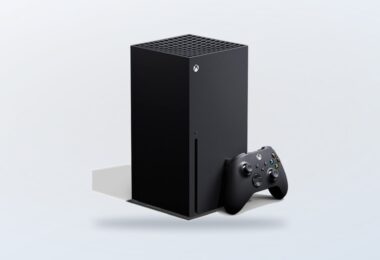 Console Xbox Series X con controller in una foto prodotto