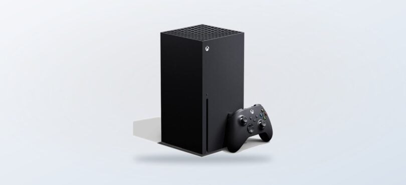 Console Xbox Series X con controller in una foto prodotto