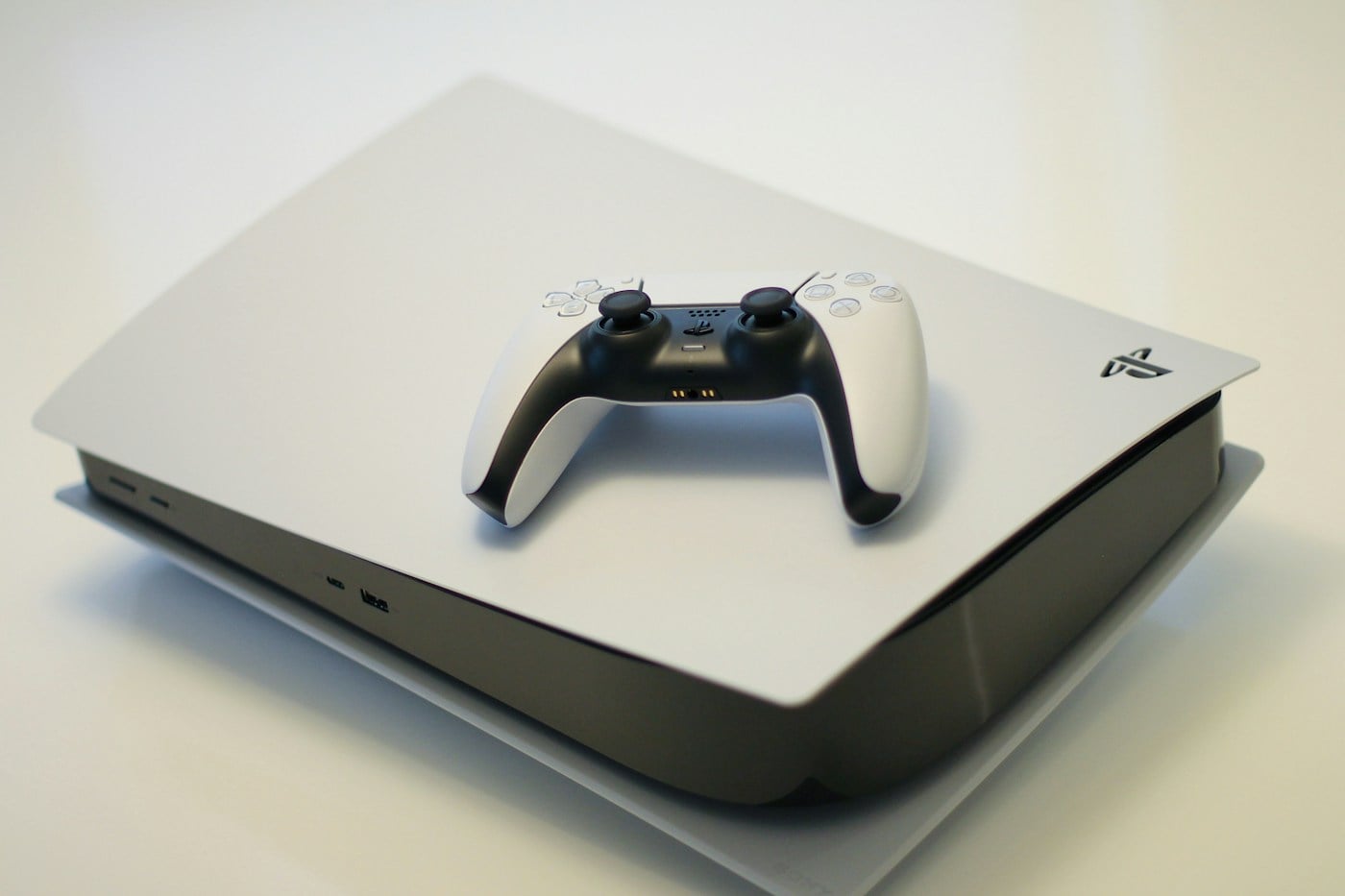 Collezione di videogiochi e console su uno scaffale