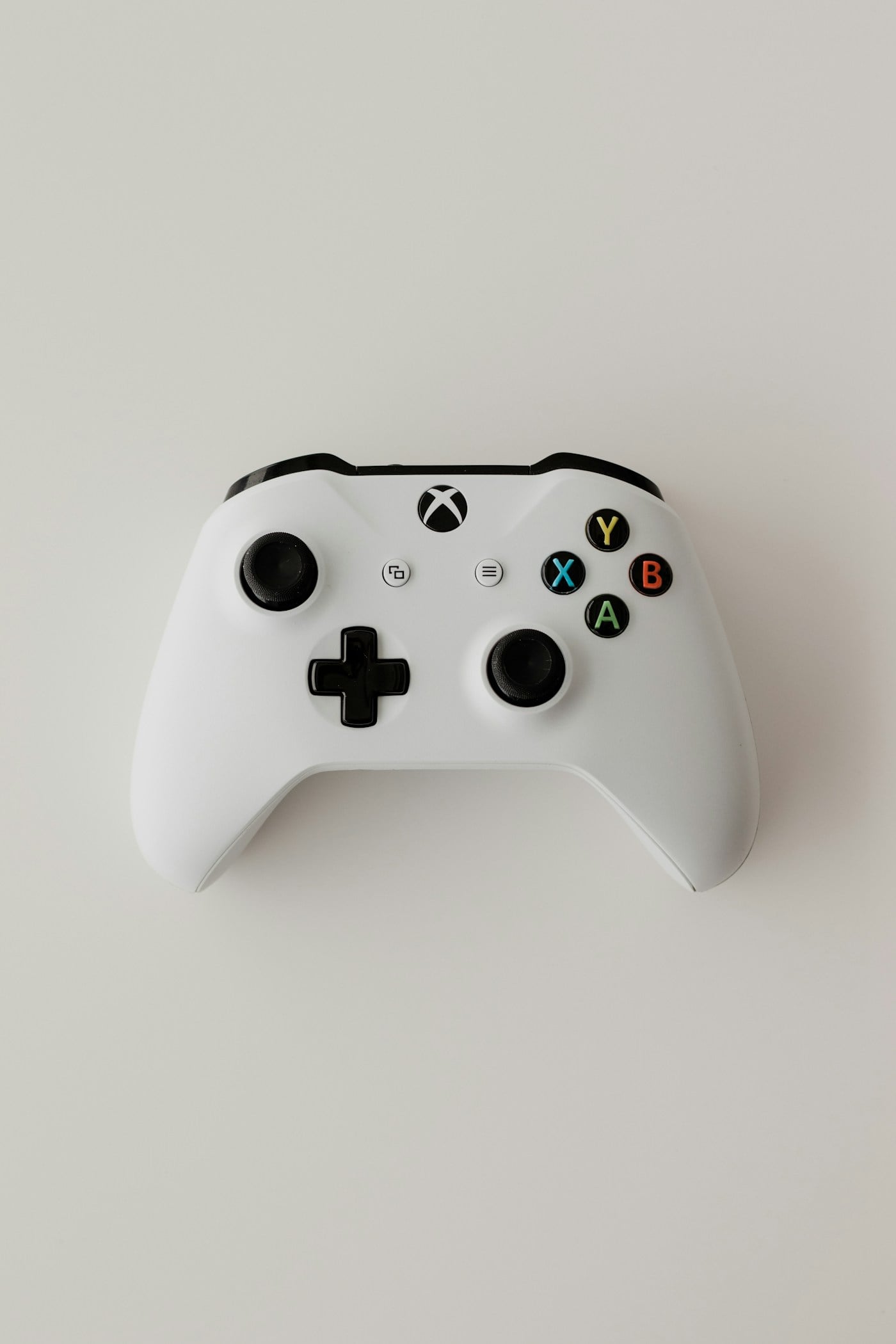 Controller da gioco su una scrivania