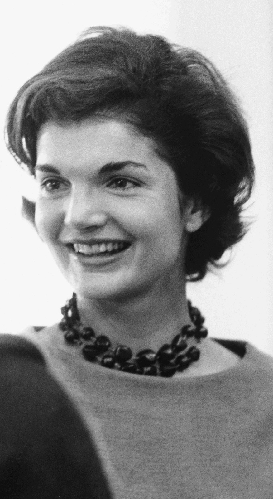 Collier noir Jackie porté dans une image d'archive Gerard Darel