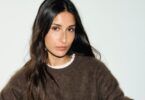 Femme portant le pull marron RIDA en cachemire brossé