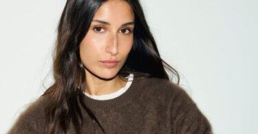 Femme portant le pull marron RIDA en cachemire brossé
