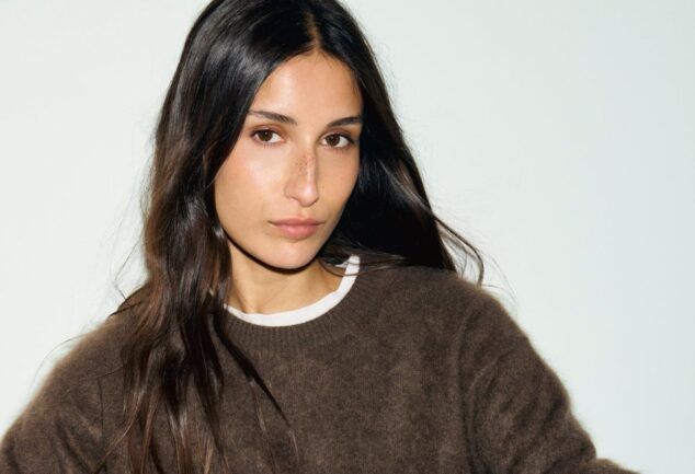Femme portant le pull marron RIDA en cachemire brossé