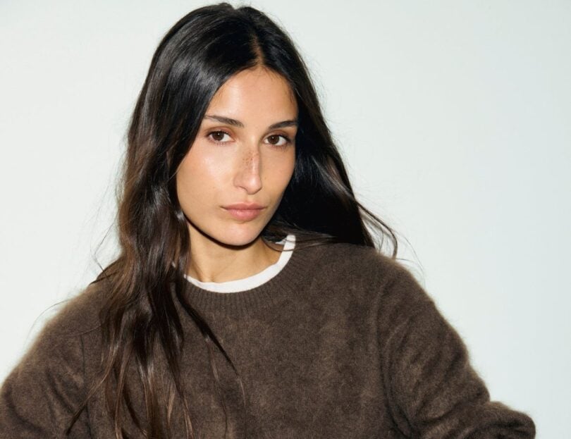 Femme portant le pull marron RIDA en cachemire brossé