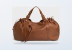 Sac de voyage Gerard Darel 72H en cuir cognac sur fond clair