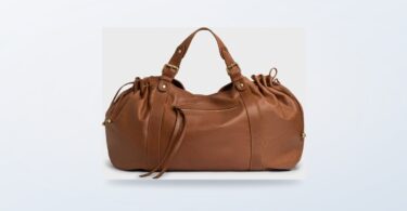 Sac de voyage Gerard Darel 72H en cuir cognac sur fond clair