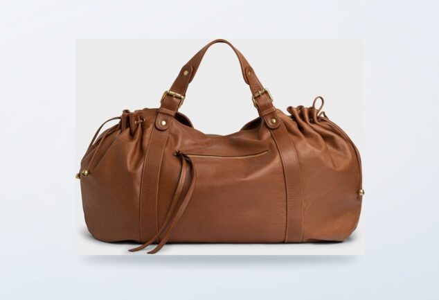 Sac de voyage Gerard Darel 72H en cuir cognac sur fond clair