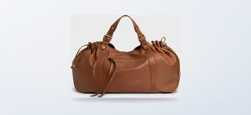 Sac de voyage Gerard Darel 72H en cuir cognac sur fond clair