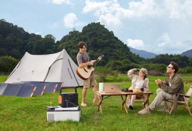 Jackery Powerstation beim Camping in einer Outdoor-Szene