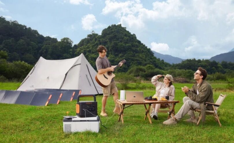 Jackery Powerstation beim Camping in einer Outdoor-Szene