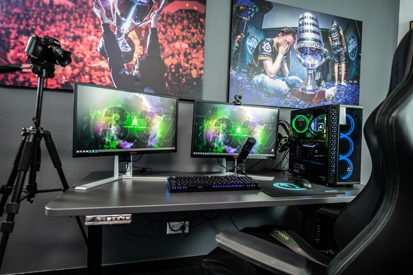 Postazione gaming da scrivania con monitor e periferiche