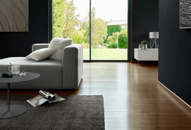 Salón luminoso con suelo de madera y muebles claros